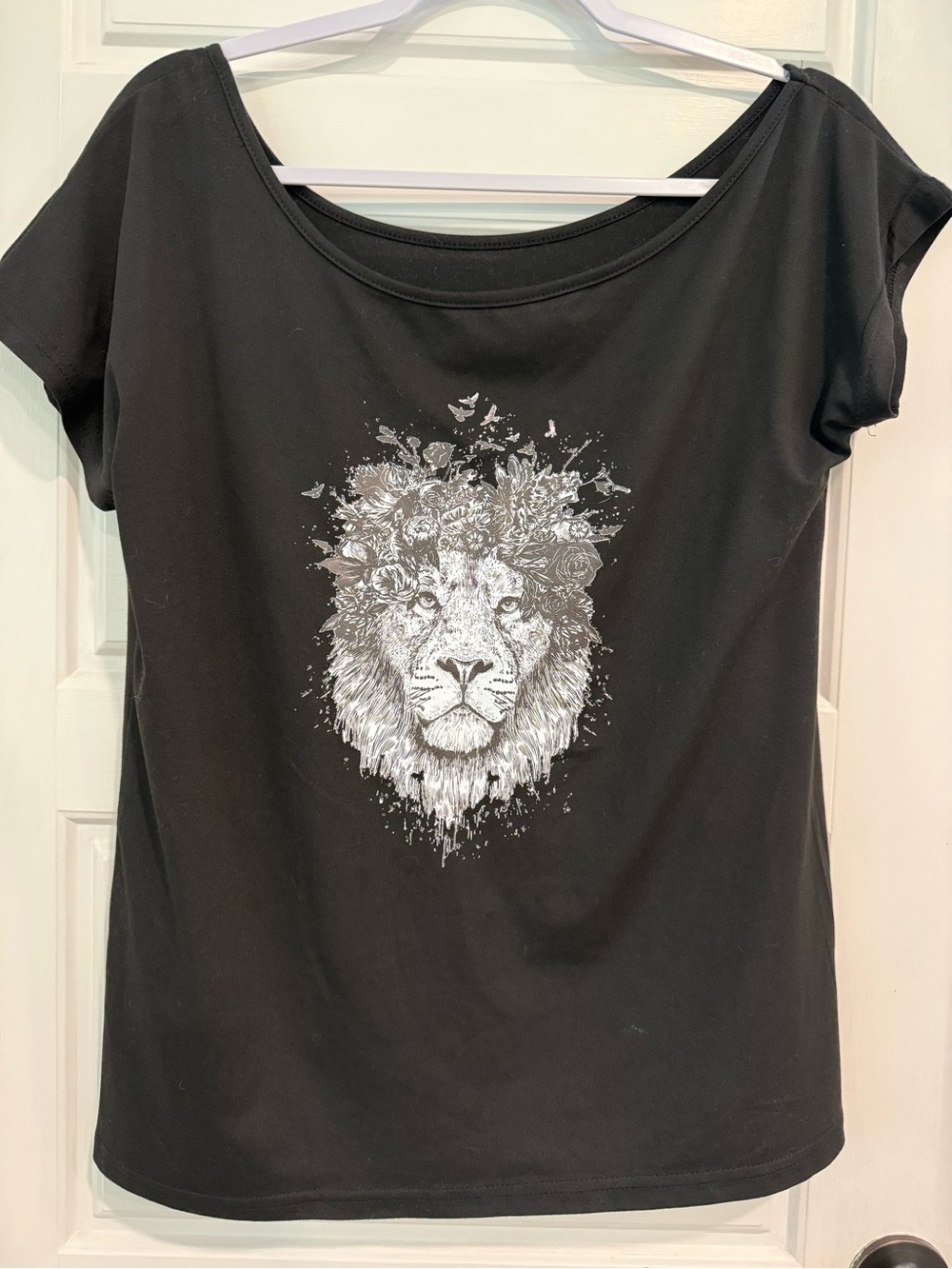 Black Lion Graphic T-Shirt Floral Lion Face Scoop Neck Women’s Medium